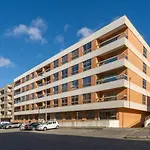 Cozy Sunny Flat w/ Terrace - São João