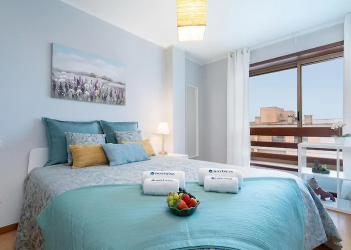 Cozy Sunny Flat w/ Terrace - São João